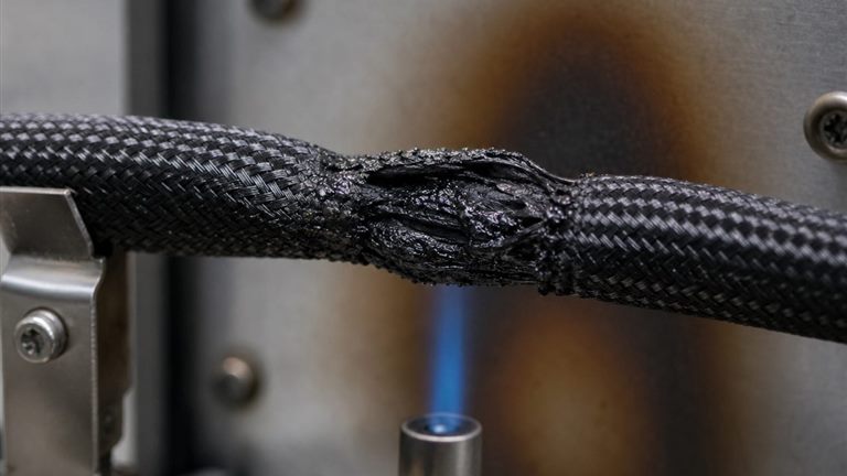 Standard-Kunststoffschläuche erfüllen möglicherweise nicht die Brandschutzanforderungen.